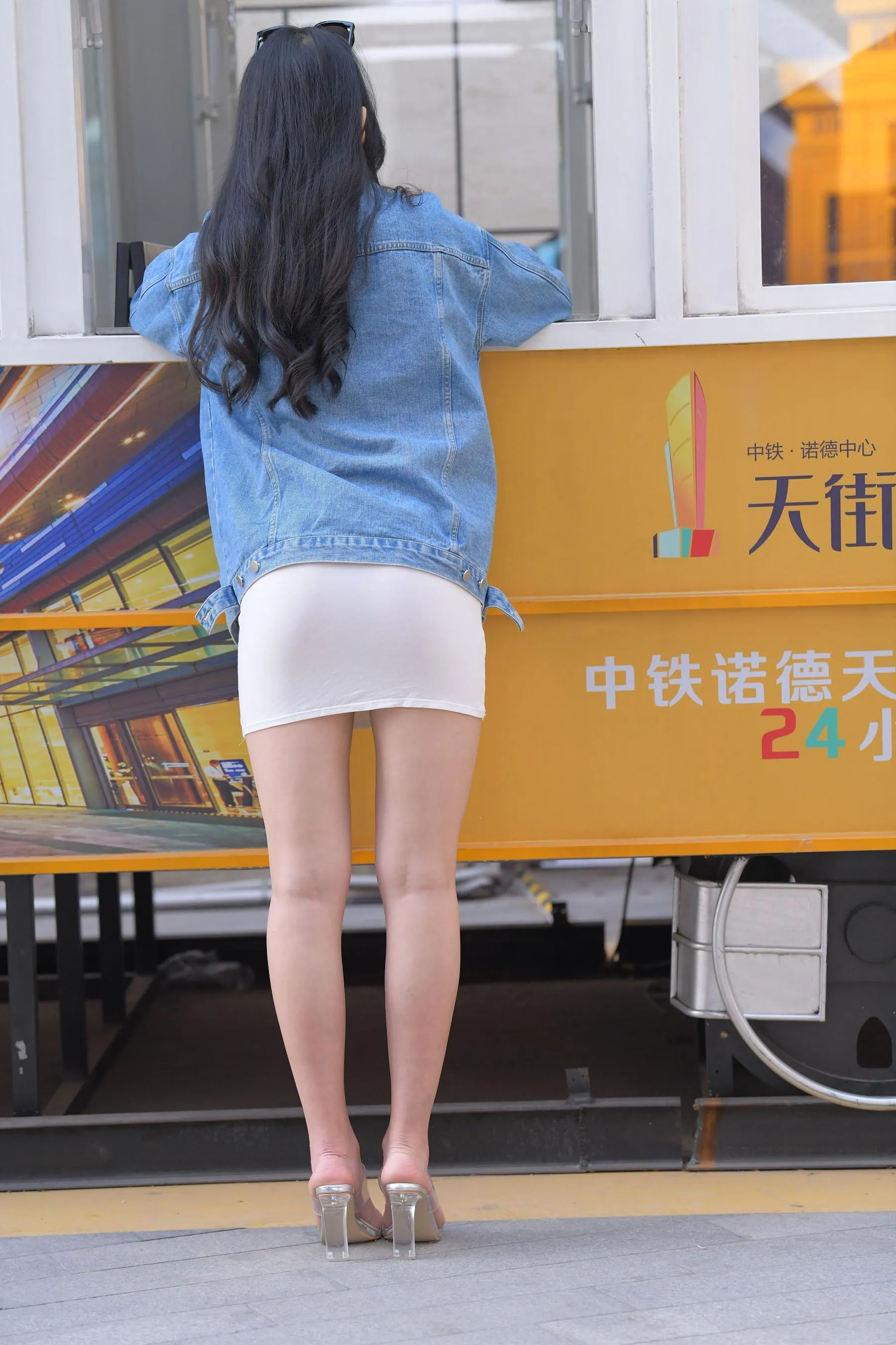 [魔镜街拍] NO.014 超性感白色包臀裙美女 [490P]插图5